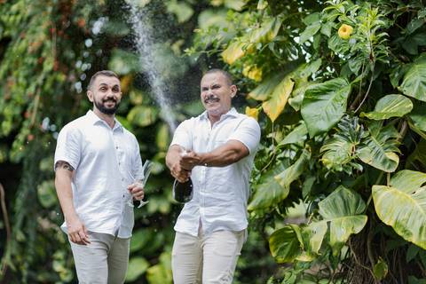 casamento homoafetivo, pré-wedding LGBTQIA+, ensaio de casal LGBTQIA+, amor sem rótulos, casamento igualitário, fotos de amor autêntico, ensaio gay, fotografia homoafetiva, celebração do amor, casal apaixonado, fotos românticas LGBTQIA+, união e cumplicid'