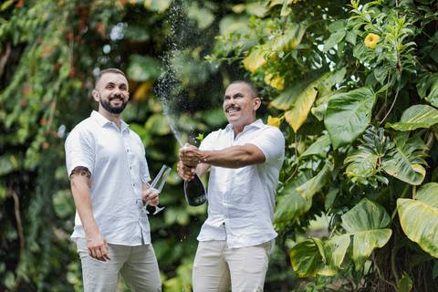 casamento homoafetivo, pré-wedding LGBTQIA+, ensaio de casal LGBTQIA+, amor sem rótulos, casamento igualitário, fotos de amor autêntico, ensaio gay, fotografia homoafetiva, celebração do amor, casal apaixonado, fotos românticas LGBTQIA+, união e cumplicid'
