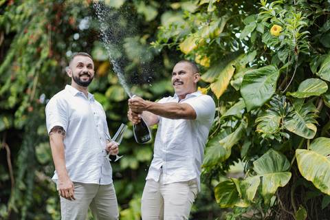 casamento homoafetivo, pré-wedding LGBTQIA+, ensaio de casal LGBTQIA+, amor sem rótulos, casamento igualitário, fotos de amor autêntico, ensaio gay, fotografia homoafetiva, celebração do amor, casal apaixonado, fotos românticas LGBTQIA+, união e cumplicid'