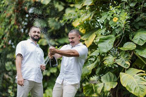 casamento homoafetivo, pré-wedding LGBTQIA+, ensaio de casal LGBTQIA+, amor sem rótulos, casamento igualitário, fotos de amor autêntico, ensaio gay, fotografia homoafetiva, celebração do amor, casal apaixonado, fotos românticas LGBTQIA+, união e cumplicid'