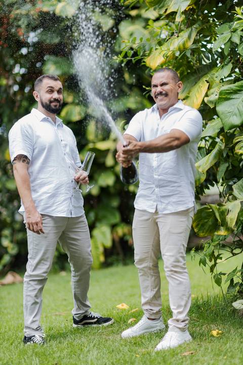 casamento homoafetivo, pré-wedding LGBTQIA+, ensaio de casal LGBTQIA+, amor sem rótulos, casamento igualitário, fotos de amor autêntico, ensaio gay, fotografia homoafetiva, celebração do amor, casal apaixonado, fotos românticas LGBTQIA+, união e cumplicid'