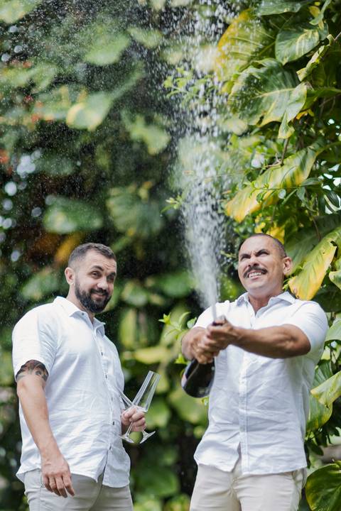 casamento homoafetivo, pré-wedding LGBTQIA+, ensaio de casal LGBTQIA+, amor sem rótulos, casamento igualitário, fotos de amor autêntico, ensaio gay, fotografia homoafetiva, celebração do amor, casal apaixonado, fotos românticas LGBTQIA+, união e cumplicid'