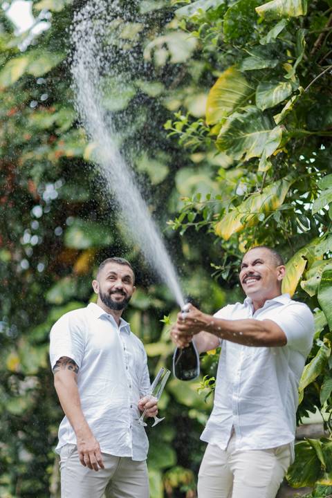 casamento homoafetivo, pré-wedding LGBTQIA+, ensaio de casal LGBTQIA+, amor sem rótulos, casamento igualitário, fotos de amor autêntico, ensaio gay, fotografia homoafetiva, celebração do amor, casal apaixonado, fotos românticas LGBTQIA+, união e cumplicid'
