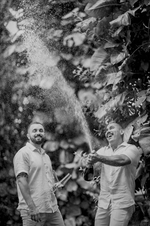casamento homoafetivo, pré-wedding LGBTQIA+, ensaio de casal LGBTQIA+, amor sem rótulos, casamento igualitário, fotos de amor autêntico, ensaio gay, fotografia homoafetiva, celebração do amor, casal apaixonado, fotos românticas LGBTQIA+, união e cumplicid'