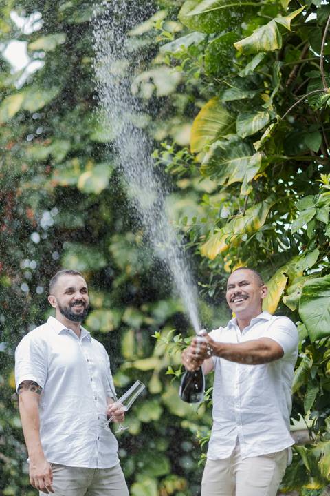 casamento homoafetivo, pré-wedding LGBTQIA+, ensaio de casal LGBTQIA+, amor sem rótulos, casamento igualitário, fotos de amor autêntico, ensaio gay, fotografia homoafetiva, celebração do amor, casal apaixonado, fotos românticas LGBTQIA+, união e cumplicid'