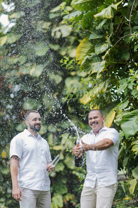casamento homoafetivo, pré-wedding LGBTQIA+, ensaio de casal LGBTQIA+, amor sem rótulos, casamento igualitário, fotos de amor autêntico, ensaio gay, fotografia homoafetiva, celebração do amor, casal apaixonado, fotos românticas LGBTQIA+, união e cumplicid'