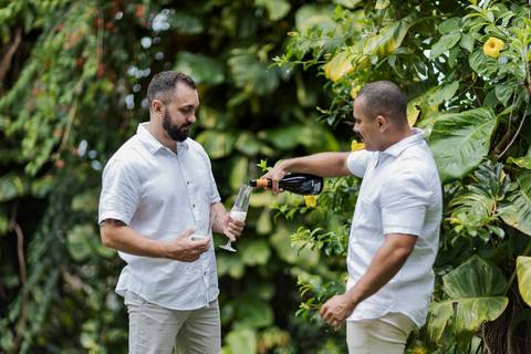 casamento homoafetivo, pré-wedding LGBTQIA+, ensaio de casal LGBTQIA+, amor sem rótulos, casamento igualitário, fotos de amor autêntico, ensaio gay, fotografia homoafetiva, celebração do amor, casal apaixonado, fotos românticas LGBTQIA+, união e cumplicid'