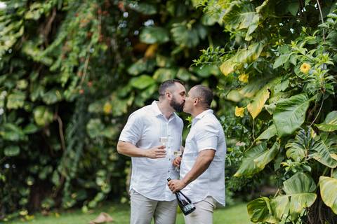 casamento homoafetivo, pré-wedding LGBTQIA+, ensaio de casal LGBTQIA+, amor sem rótulos, casamento igualitário, fotos de amor autêntico, ensaio gay, fotografia homoafetiva, celebração do amor, casal apaixonado, fotos românticas LGBTQIA+, união e cumplicid'