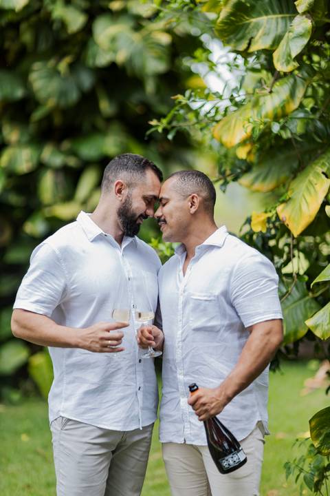 casamento homoafetivo, pré-wedding LGBTQIA+, ensaio de casal LGBTQIA+, amor sem rótulos, casamento igualitário, fotos de amor autêntico, ensaio gay, fotografia homoafetiva, celebração do amor, casal apaixonado, fotos românticas LGBTQIA+, união e cumplicid'