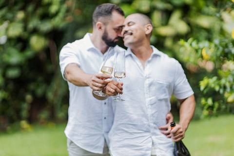 casamento homoafetivo, pré-wedding LGBTQIA+, ensaio de casal LGBTQIA+, amor sem rótulos, casamento igualitário, fotos de amor autêntico, ensaio gay, fotografia homoafetiva, celebração do amor, casal apaixonado, fotos românticas LGBTQIA+, união e cumplicid'