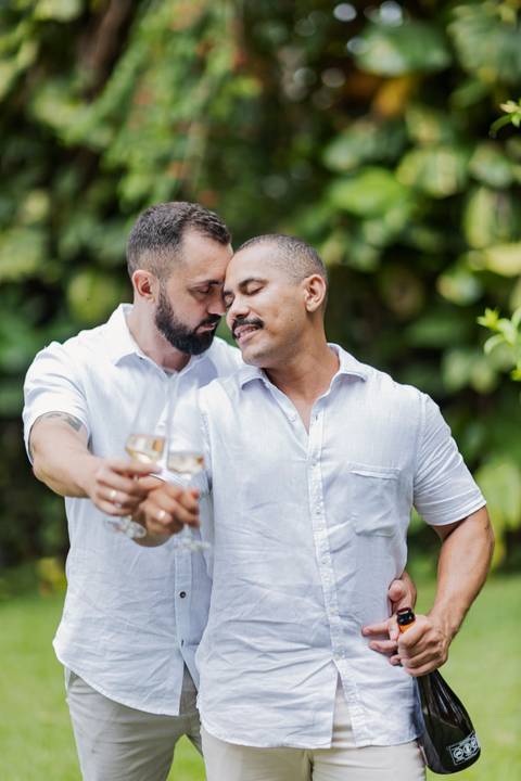 casamento homoafetivo, pré-wedding LGBTQIA+, ensaio de casal LGBTQIA+, amor sem rótulos, casamento igualitário, fotos de amor autêntico, ensaio gay, fotografia homoafetiva, celebração do amor, casal apaixonado, fotos românticas LGBTQIA+, união e cumplicid'