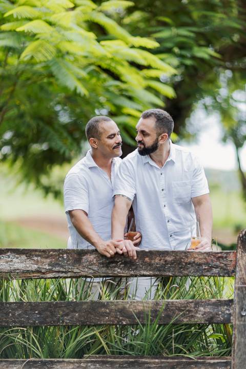 casamento homoafetivo, pré-wedding LGBTQIA+, ensaio de casal LGBTQIA+, amor sem rótulos, casamento igualitário, fotos de amor autêntico, ensaio gay, fotografia homoafetiva, celebração do amor, casal apaixonado, fotos românticas LGBTQIA+, união e cumplicid'
