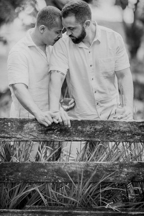 casamento homoafetivo, pré-wedding LGBTQIA+, ensaio de casal LGBTQIA+, amor sem rótulos, casamento igualitário, fotos de amor autêntico, ensaio gay, fotografia homoafetiva, celebração do amor, casal apaixonado, fotos românticas LGBTQIA+, união e cumplicid'