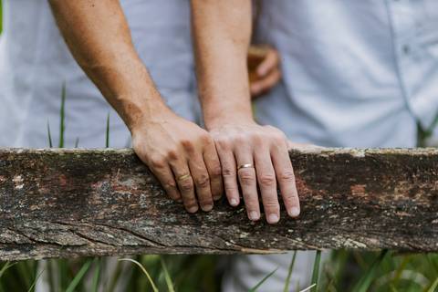 casamento homoafetivo, pré-wedding LGBTQIA+, ensaio de casal LGBTQIA+, amor sem rótulos, casamento igualitário, fotos de amor autêntico, ensaio gay, fotografia homoafetiva, celebração do amor, casal apaixonado, fotos românticas LGBTQIA+, união e cumplicid'