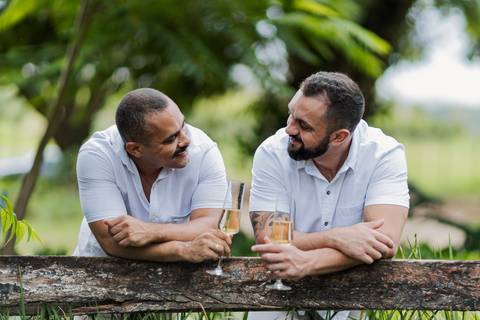 casamento homoafetivo, pré-wedding LGBTQIA+, ensaio de casal LGBTQIA+, amor sem rótulos, casamento igualitário, fotos de amor autêntico, ensaio gay, fotografia homoafetiva, celebração do amor, casal apaixonado, fotos românticas LGBTQIA+, união e cumplicid'