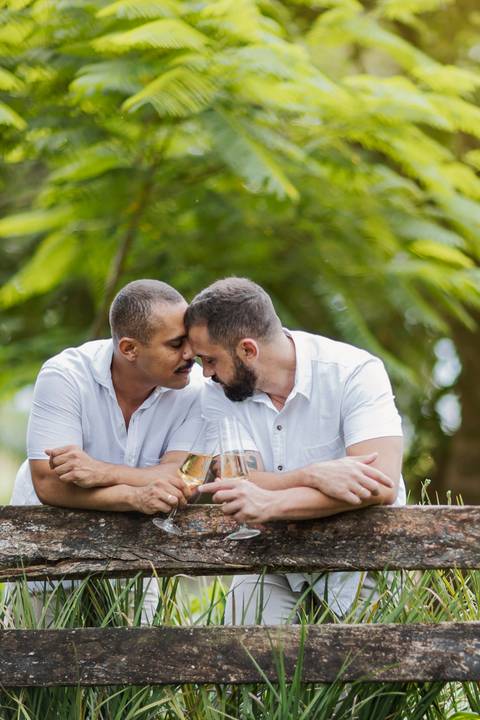 casamento homoafetivo, pré-wedding LGBTQIA+, ensaio de casal LGBTQIA+, amor sem rótulos, casamento igualitário, fotos de amor autêntico, ensaio gay, fotografia homoafetiva, celebração do amor, casal apaixonado, fotos românticas LGBTQIA+, união e cumplicid'