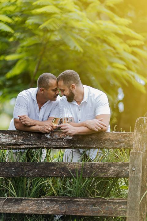 casamento homoafetivo, pré-wedding LGBTQIA+, ensaio de casal LGBTQIA+, amor sem rótulos, casamento igualitário, fotos de amor autêntico, ensaio gay, fotografia homoafetiva, celebração do amor, casal apaixonado, fotos românticas LGBTQIA+, união e cumplicid'