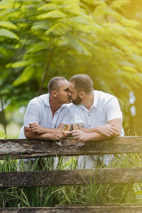 casamento homoafetivo, pré-wedding LGBTQIA+, ensaio de casal LGBTQIA+, amor sem rótulos, casamento igualitário, fotos de amor autêntico, ensaio gay, fotografia homoafetiva, celebração do amor, casal apaixonado, fotos românticas LGBTQIA+, união e cumplicid'
