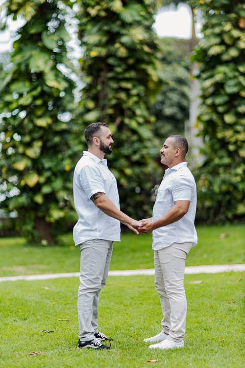 casamento homoafetivo, pré-wedding LGBTQIA+, ensaio de casal LGBTQIA+, amor sem rótulos, casamento igualitário, fotos de amor autêntico, ensaio gay, fotografia homoafetiva, celebração do amor, casal apaixonado, fotos românticas LGBTQIA+, união e cumplicid'