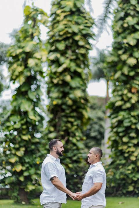 casamento homoafetivo, pré-wedding LGBTQIA+, ensaio de casal LGBTQIA+, amor sem rótulos, casamento igualitário, fotos de amor autêntico, ensaio gay, fotografia homoafetiva, celebração do amor, casal apaixonado, fotos românticas LGBTQIA+, união e cumplicid'