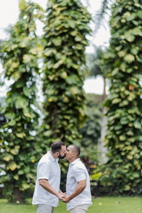 casamento homoafetivo, pré-wedding LGBTQIA+, ensaio de casal LGBTQIA+, amor sem rótulos, casamento igualitário, fotos de amor autêntico, ensaio gay, fotografia homoafetiva, celebração do amor, casal apaixonado, fotos românticas LGBTQIA+, união e cumplicid'