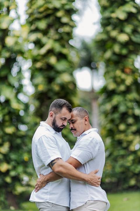 casamento homoafetivo, pré-wedding LGBTQIA+, ensaio de casal LGBTQIA+, amor sem rótulos, casamento igualitário, fotos de amor autêntico, ensaio gay, fotografia homoafetiva, celebração do amor, casal apaixonado, fotos românticas LGBTQIA+, união e cumplicid'