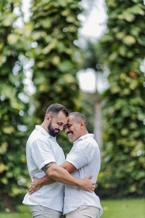 casamento homoafetivo, pré-wedding LGBTQIA+, ensaio de casal LGBTQIA+, amor sem rótulos, casamento igualitário, fotos de amor autêntico, ensaio gay, fotografia homoafetiva, celebração do amor, casal apaixonado, fotos românticas LGBTQIA+, união e cumplicid'