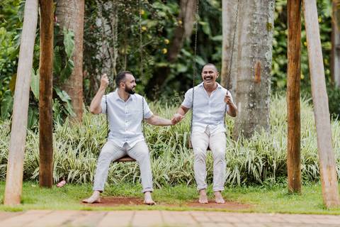ensaio pré-wedding homoafetivo,casal LGBTQIA+ Patrocínio,fotos pré-casamento,casamento igualitário,amor sem rótulos,ensaio romântico LGBTQIA+,fotografia de casal homoafetivo,conexão e cumplicidade,fotos espontâneas,pré-wedding Minas Gerais,ensaio de amor '