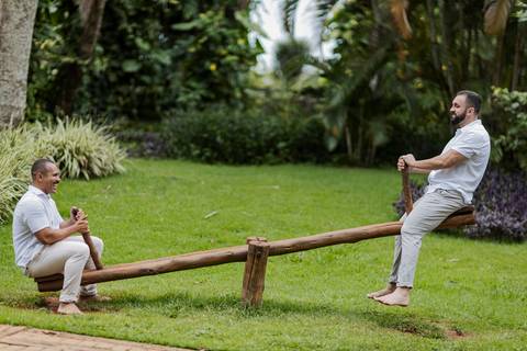 ensaio pré-wedding homoafetivo,casal LGBTQIA+ Patrocínio,fotos pré-casamento,casamento igualitário,amor sem rótulos,ensaio romântico LGBTQIA+,fotografia de casal homoafetivo,conexão e cumplicidade,fotos espontâneas,pré-wedding Minas Gerais,ensaio de amor '