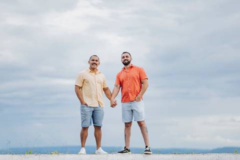 ensaio pré-wedding homoafetivo,casal LGBTQIA+ Patrocínio,fotos pré-casamento,casamento igualitário,amor sem rótulos,ensaio romântico LGBTQIA+,fotografia de casal homoafetivo,conexão e cumplicidade,fotos espontâneas,pré-wedding Minas Gerais,ensaio de amor '