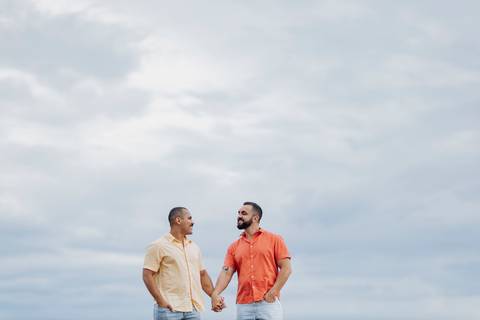 ensaio pré-wedding homoafetivo,casal LGBTQIA+ Patrocínio,fotos pré-casamento,casamento igualitário,amor sem rótulos,ensaio romântico LGBTQIA+,fotografia de casal homoafetivo,conexão e cumplicidade,fotos espontâneas,pré-wedding Minas Gerais,ensaio de amor '