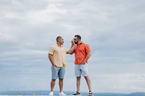 ensaio pré-wedding homoafetivo,casal LGBTQIA+ Patrocínio,fotos pré-casamento,casamento igualitário,amor sem rótulos,ensaio romântico LGBTQIA+,fotografia de casal homoafetivo,conexão e cumplicidade,fotos espontâneas,pré-wedding Minas Gerais,ensaio de amor '