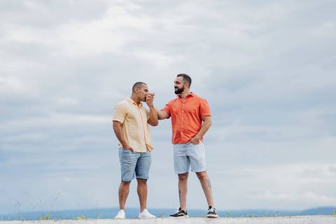 ensaio pré-wedding homoafetivo,casal LGBTQIA+ Patrocínio,fotos pré-casamento,casamento igualitário,amor sem rótulos,ensaio romântico LGBTQIA+,fotografia de casal homoafetivo,conexão e cumplicidade,fotos espontâneas,pré-wedding Minas Gerais,ensaio de amor '