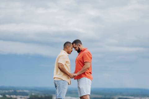 ensaio pré-wedding homoafetivo,casal LGBTQIA+ Patrocínio,fotos pré-casamento,casamento igualitário,amor sem rótulos,ensaio romântico LGBTQIA+,fotografia de casal homoafetivo,conexão e cumplicidade,fotos espontâneas,pré-wedding Minas Gerais,ensaio de amor '