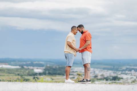 ensaio pré-wedding homoafetivo,casal LGBTQIA+ Patrocínio,fotos pré-casamento,casamento igualitário,amor sem rótulos,ensaio romântico LGBTQIA+,fotografia de casal homoafetivo,conexão e cumplicidade,fotos espontâneas,pré-wedding Minas Gerais,ensaio de amor '