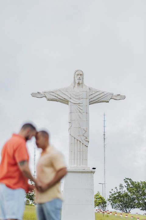 ensaio pré-wedding homoafetivo,casal LGBTQIA+ Patrocínio,fotos pré-casamento,casamento igualitário,amor sem rótulos,ensaio romântico LGBTQIA+,fotografia de casal homoafetivo,conexão e cumplicidade,fotos espontâneas,pré-wedding Minas Gerais,ensaio de amor '