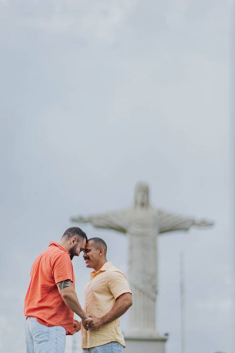 ensaio pré-wedding homoafetivo,casal LGBTQIA+ Patrocínio,fotos pré-casamento,casamento igualitário,amor sem rótulos,ensaio romântico LGBTQIA+,fotografia de casal homoafetivo,conexão e cumplicidade,fotos espontâneas,pré-wedding Minas Gerais,ensaio de amor '