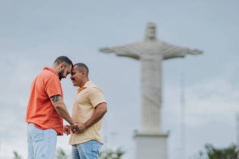 ensaio pré-wedding homoafetivo,casal LGBTQIA+ Patrocínio,fotos pré-casamento,casamento igualitário,amor sem rótulos,ensaio romântico LGBTQIA+,fotografia de casal homoafetivo,conexão e cumplicidade,fotos espontâneas,pré-wedding Minas Gerais,ensaio de amor '