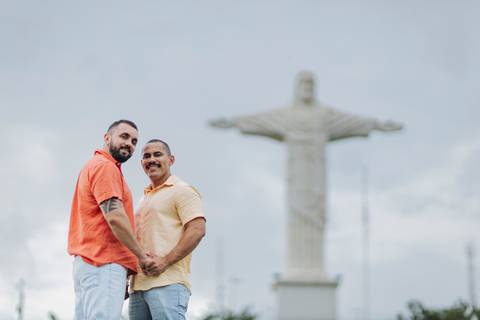 ensaio pré-wedding homoafetivo,casal LGBTQIA+ Patrocínio,fotos pré-casamento,casamento igualitário,amor sem rótulos,ensaio romântico LGBTQIA+,fotografia de casal homoafetivo,conexão e cumplicidade,fotos espontâneas,pré-wedding Minas Gerais,ensaio de amor '