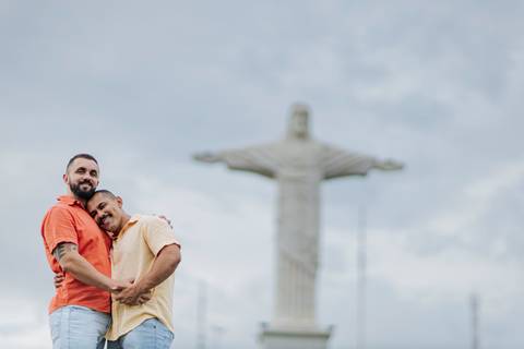 ensaio pré-wedding homoafetivo,casal LGBTQIA+ Patrocínio,fotos pré-casamento,casamento igualitário,amor sem rótulos,ensaio romântico LGBTQIA+,fotografia de casal homoafetivo,conexão e cumplicidade,fotos espontâneas,pré-wedding Minas Gerais,ensaio de amor '