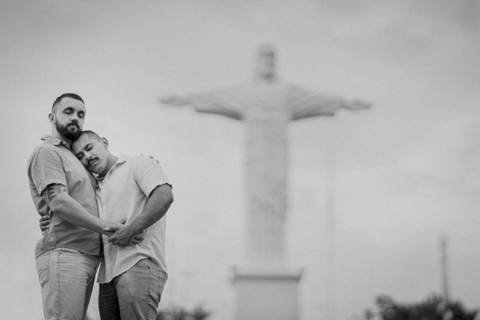 ensaio pré-wedding homoafetivo,casal LGBTQIA+ Patrocínio,fotos pré-casamento,casamento igualitário,amor sem rótulos,ensaio romântico LGBTQIA+,fotografia de casal homoafetivo,conexão e cumplicidade,fotos espontâneas,pré-wedding Minas Gerais,ensaio de amor '
