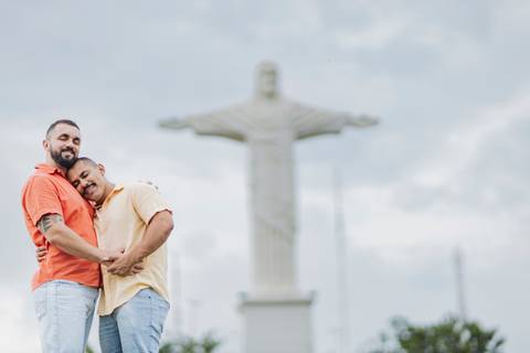 ensaio pré-wedding homoafetivo,casal LGBTQIA+ Patrocínio,fotos pré-casamento,casamento igualitário,amor sem rótulos,ensaio romântico LGBTQIA+,fotografia de casal homoafetivo,conexão e cumplicidade,fotos espontâneas,pré-wedding Minas Gerais,ensaio de amor '