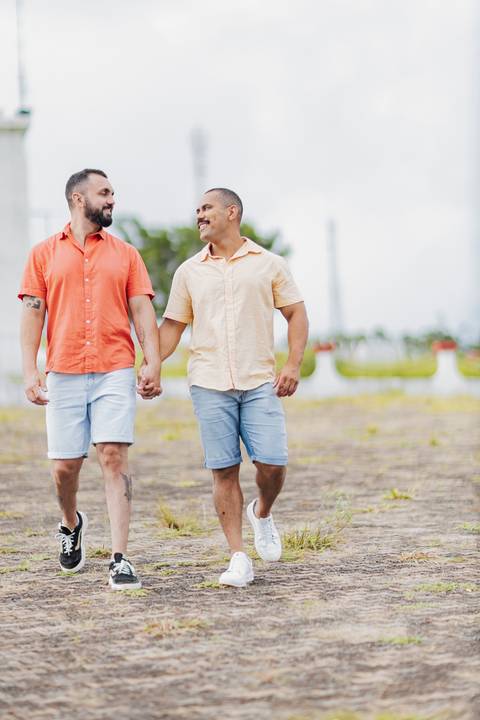 ensaio pré-wedding homoafetivo,casal LGBTQIA+ Patrocínio,fotos pré-casamento,casamento igualitário,amor sem rótulos,ensaio romântico LGBTQIA+,fotografia de casal homoafetivo,conexão e cumplicidade,fotos espontâneas,pré-wedding Minas Gerais,ensaio de amor '