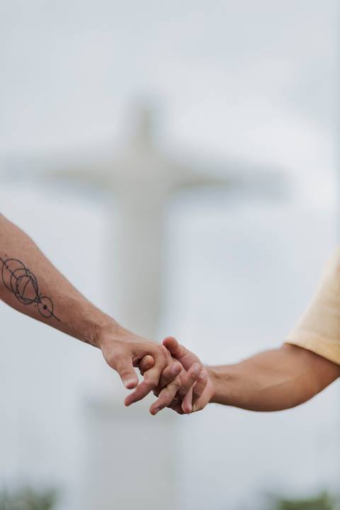 ensaio pré-wedding homoafetivo,casal LGBTQIA+ Patrocínio,fotos pré-casamento,casamento igualitário,amor sem rótulos,ensaio romântico LGBTQIA+,fotografia de casal homoafetivo,conexão e cumplicidade,fotos espontâneas,pré-wedding Minas Gerais,ensaio de amor '