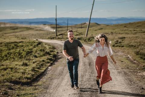 foto do casal correndo na estrada, casal em uma estrada de terra, diego campos fotografia de casamento em sc'
