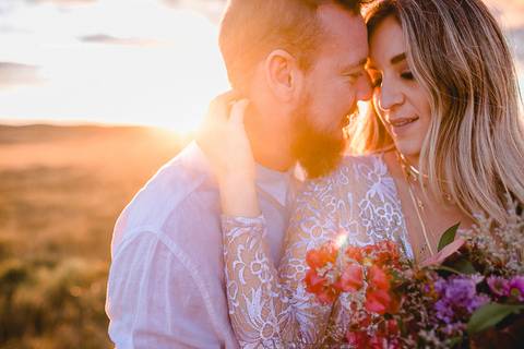 noiva borro, noivo com barba, por do sol no pré wedding, buque de flores para sessão pré casamento, diego campos fotografia '