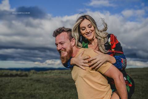 noivo carregando a noiva na sessão pré casamento, diego campos fotografia de casamento em palhoça'