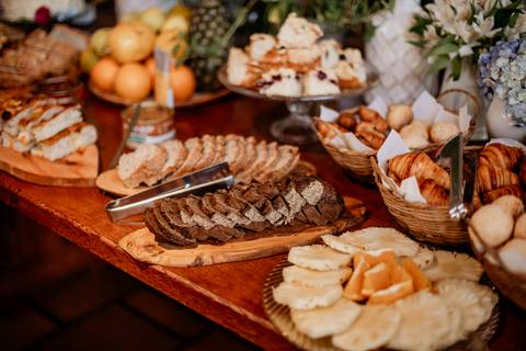 mesa de café colonial em casamento'