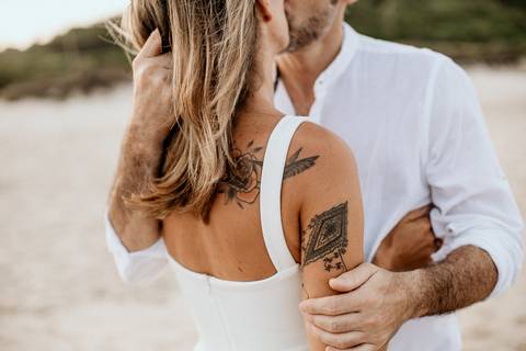 tatuagem no braço e nas costas da noiva '