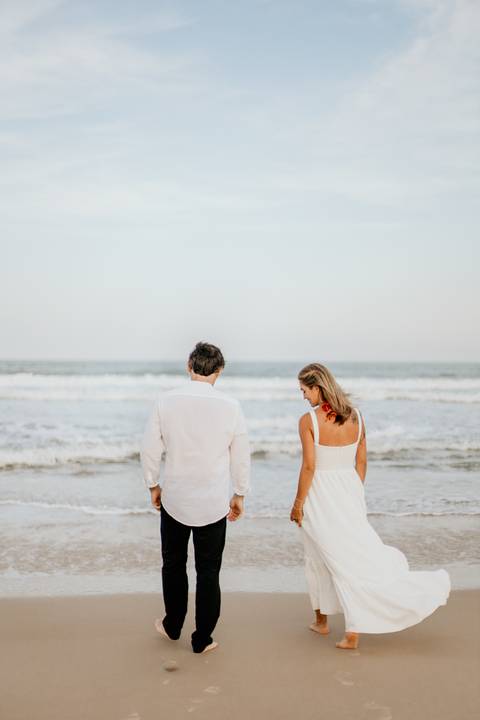 casal de frente par ao mar '